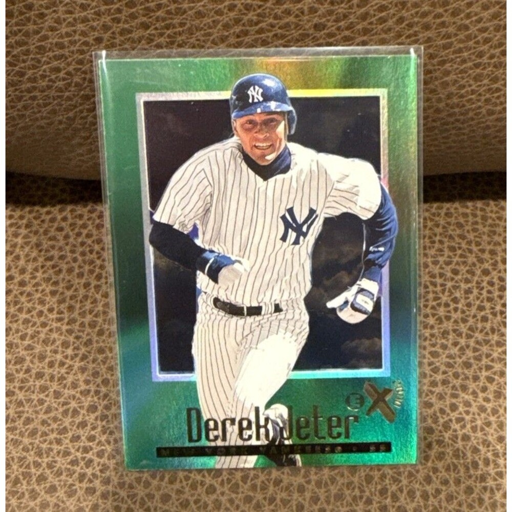 Derek Jeter / SkyBox / 2000 #33 / Clear Acetate NY Yankees Gradeable